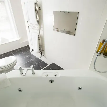 فندق Crown Wetheral 4*