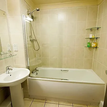 Crown Wetheral فندق 4*